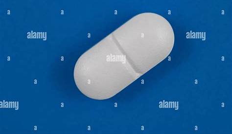 Белая овальная таблетка с I8 на ней или лекарственная изолированная фоновая фармацевтическая таблетка