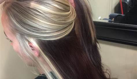 Блондинка на верхнем коричневом подножии и стилях