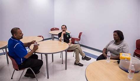 Директор по трудовым отношениям и главный переговорщик Lausd гуляет один день в одном из своих офисов