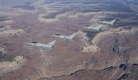 Военная база Гранд-Каньон Раф Тайфун Летает над заснеженным по пути к