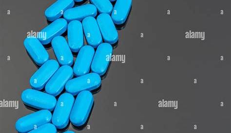 273 таблетки синего цвета на темном фоне для лечения болезней и болезней