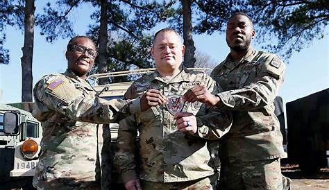 Полицейский департамент округа Шелби открыл тематику, когда депутаты шерифа развертываются с Национальной гвардией Теннесси