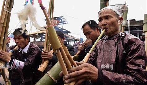 Китайцы Sw Miao празднуют традиционный фестиваль Lusheng в Китае