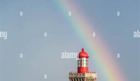 Над мысами Медведей Радуга Маяк Медведь Пиренео-Первобытный Медведь и