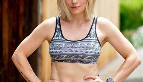 Новый день девушки Уса Юлиана Фолк Дэй Блондинка Сети стоит биографии Вики-тело