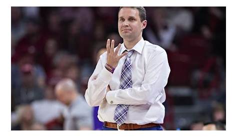 Баскетбольный отчет Wade Arkansas связан с выплатами 11 вербовщикам и The Valley Shook