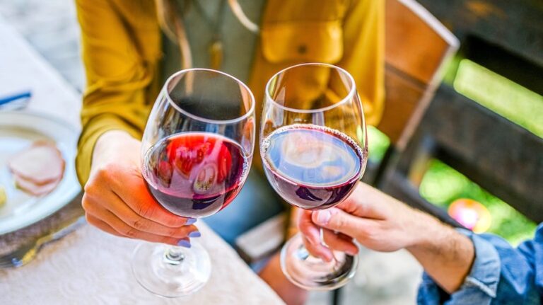 Употребление алкоголя увеличивает риск развития колоректального рака — что важно знать