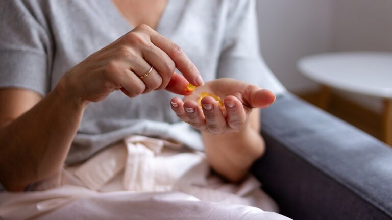 Витамин D может снизить риск хронических симптомов после COVID-19, свидетельствуют результаты исследования