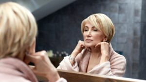 Почему опускаются щеки и как правильно бороться с этим, по мнению эксперта